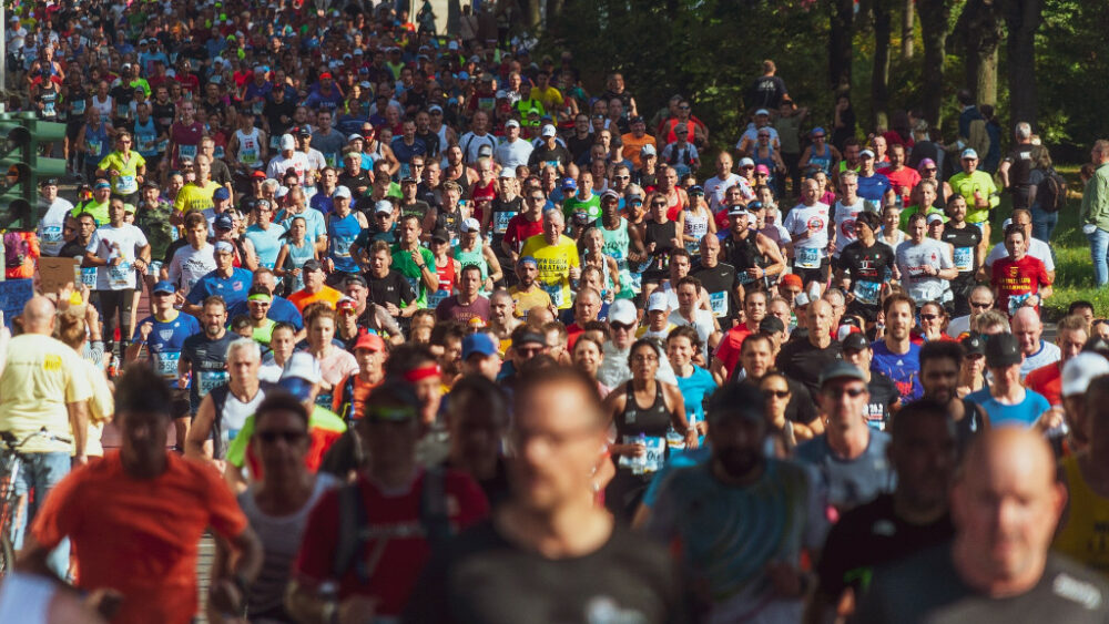 A crowd of runners at a race.